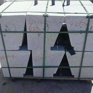 阜新 芝麻白异形坐凳，石凳