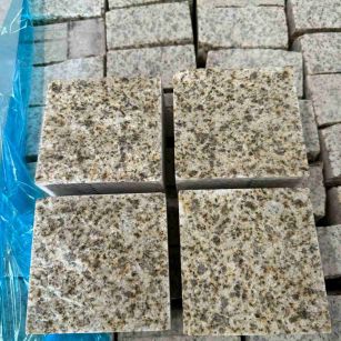 阜新 黄金麻花岗岩自然面小方块，弹石，马蹄石等