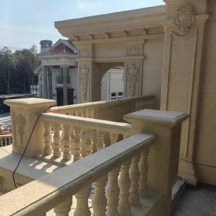 阜新 黄金麻别墅外墙干挂雕花配合阳台栏杆花瓶柱