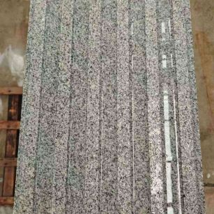 阜新 芝麻白花岗岩荔枝面雕刻盲道，盲条