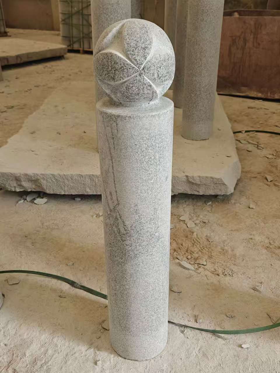 阜新 芝麻白花岗岩石材挡车石柱、停车柱、圆柱挡车柱、方柱挡车柱等