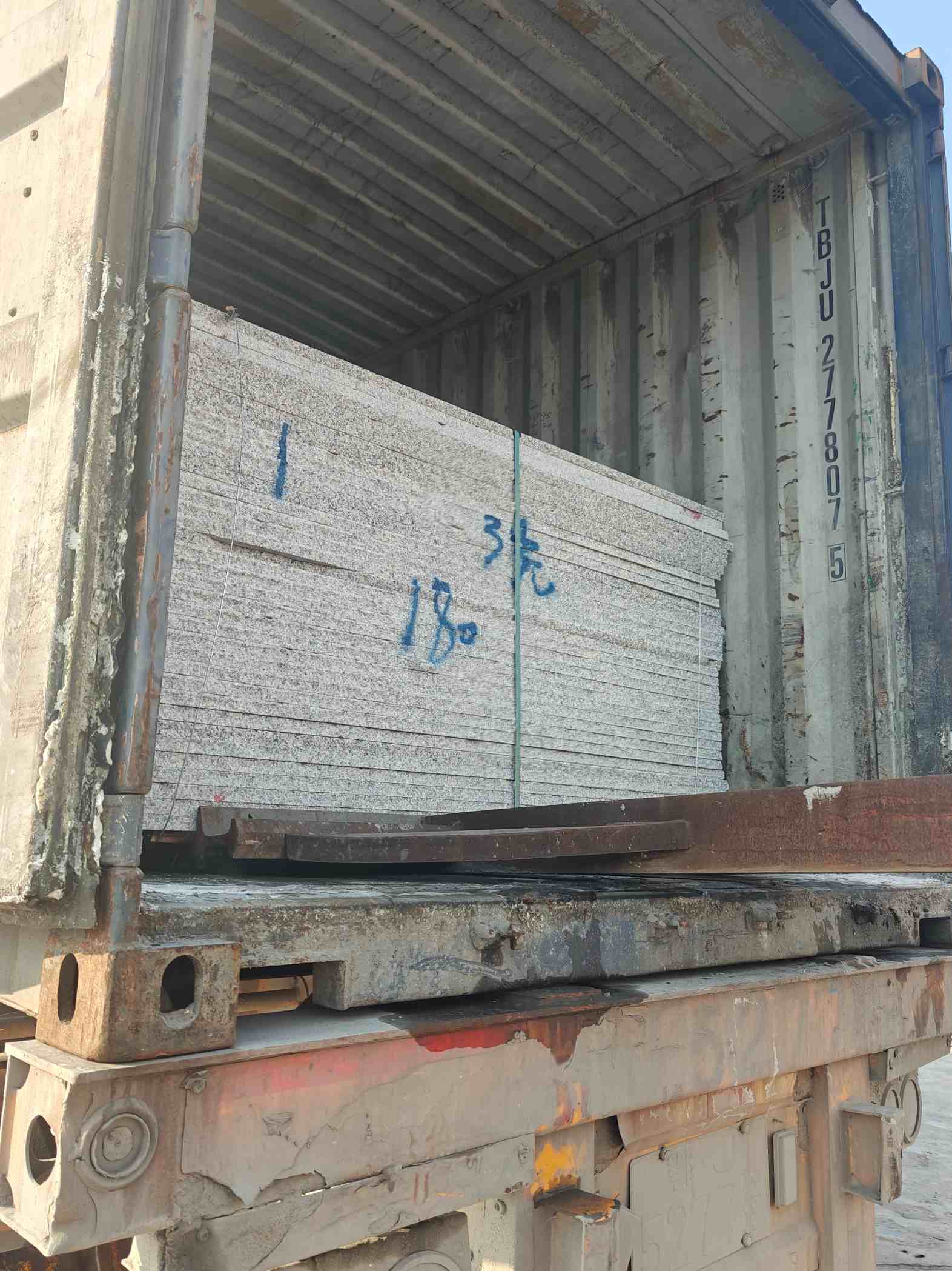 阜新 芝麻白花岗岩石材3.0公分光面毛板装柜出货