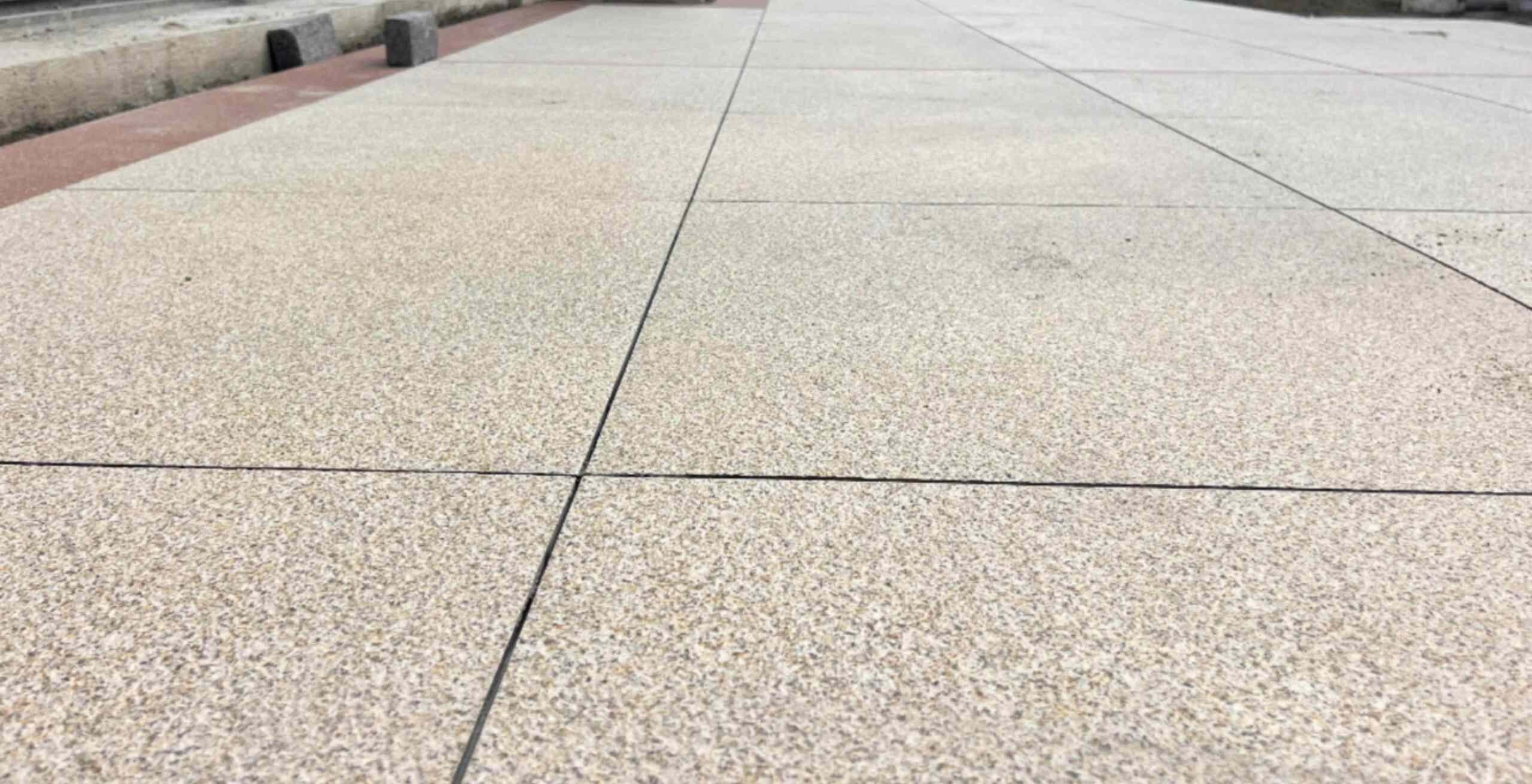 阜新 黄金麻花岗岩石板材荔枝面地面铺装效果