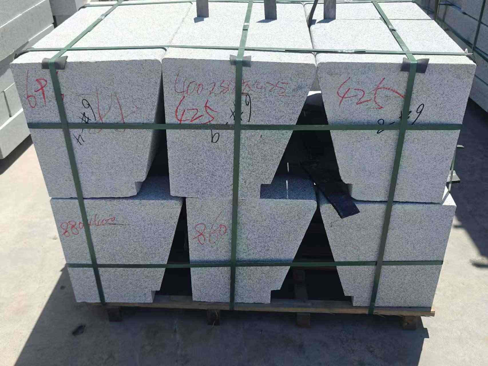 阜新 芝麻白异形坐凳，石凳