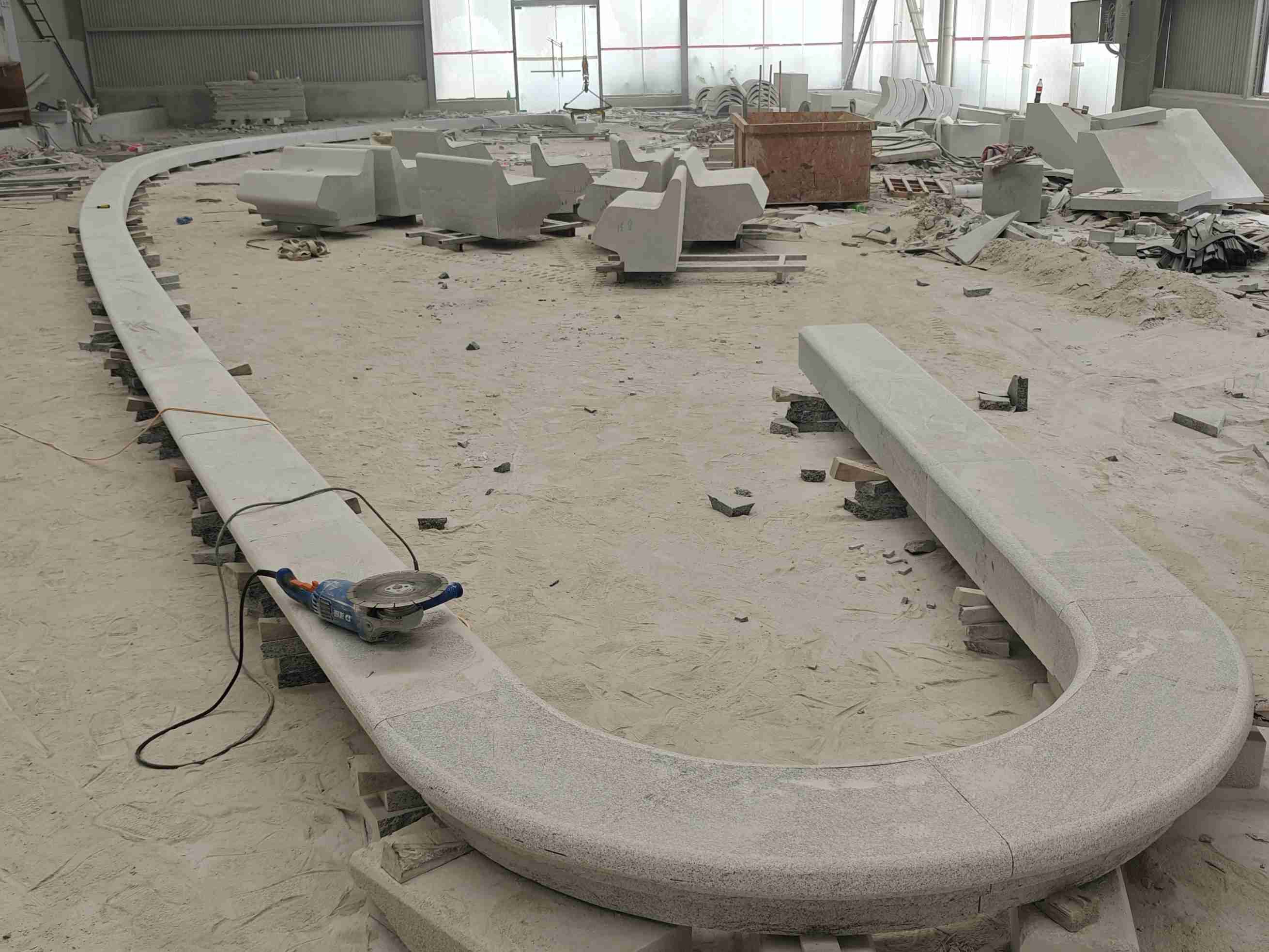 阜新 芝麻白花岗岩弧形花坛石，坐凳石