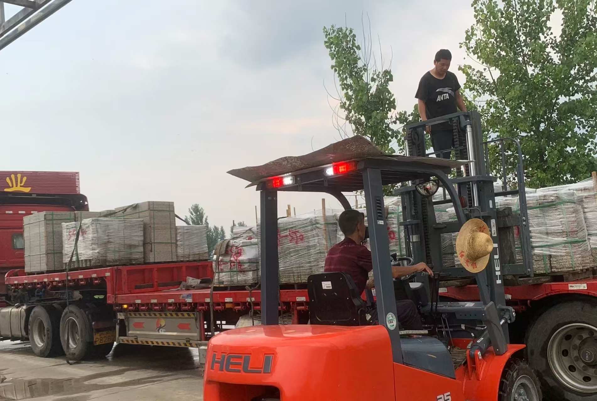 阜新 黄金麻冰裂纹，地铺石装车