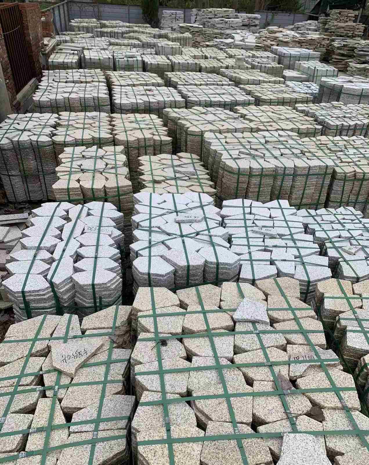 阜新 黄金麻白麻花岗岩荔枝面地铺石(冰裂纹)