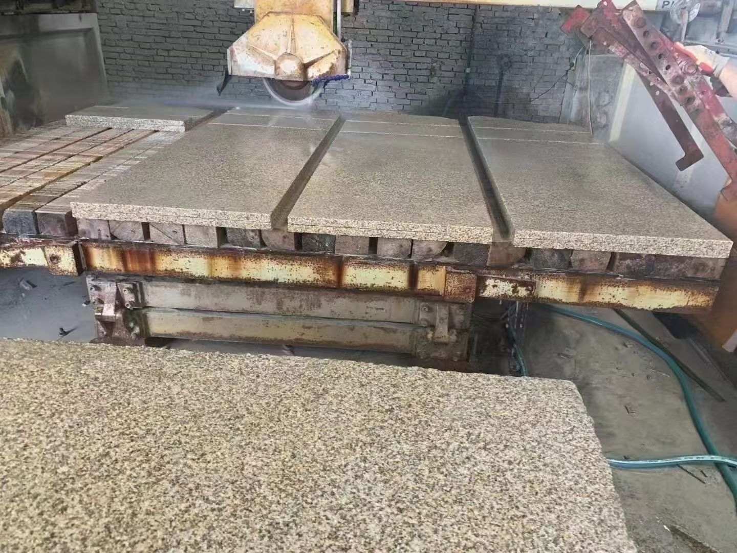 阜新 黄金麻荔枝面成品板加工