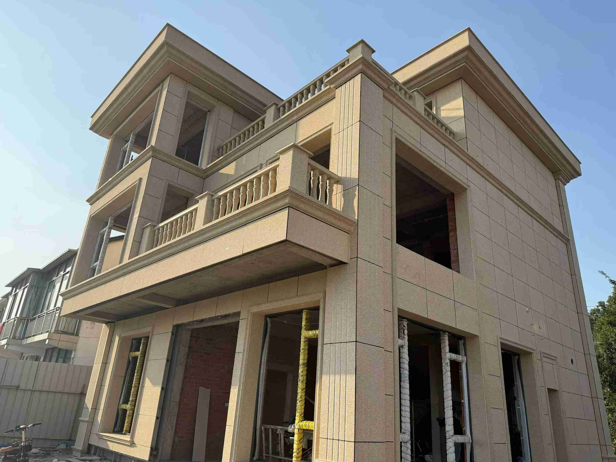 阜新 黄金麻花岗岩石材荔枝面外墙干挂效果展示