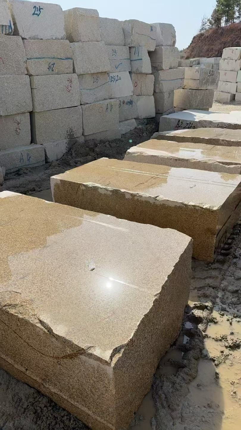 阜新 黄金麻方料堆场洗料分选中，原材料充足