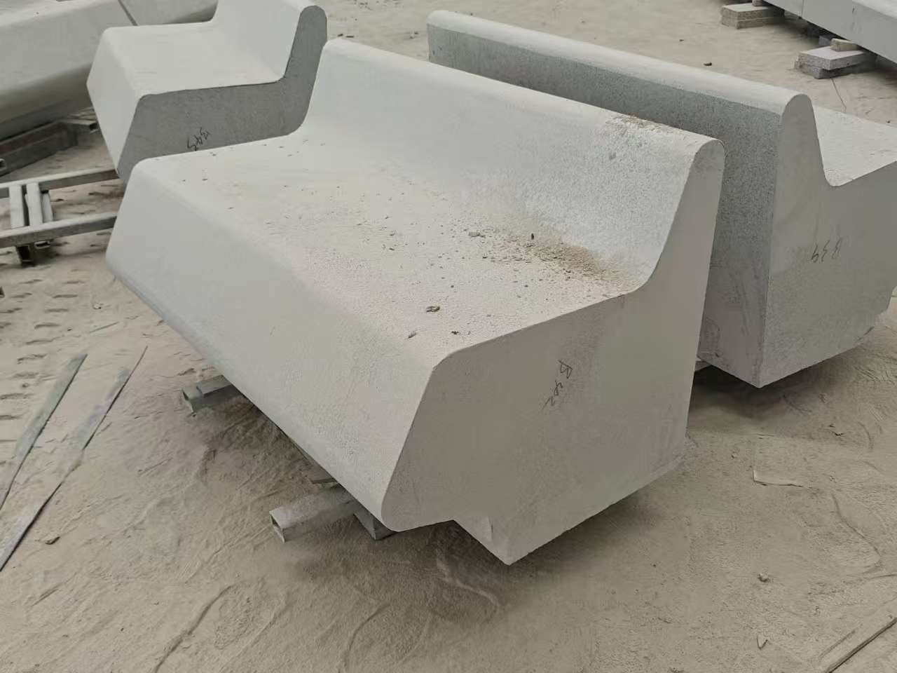 阜新 芝麻白花岗岩异形坐凳，石凳