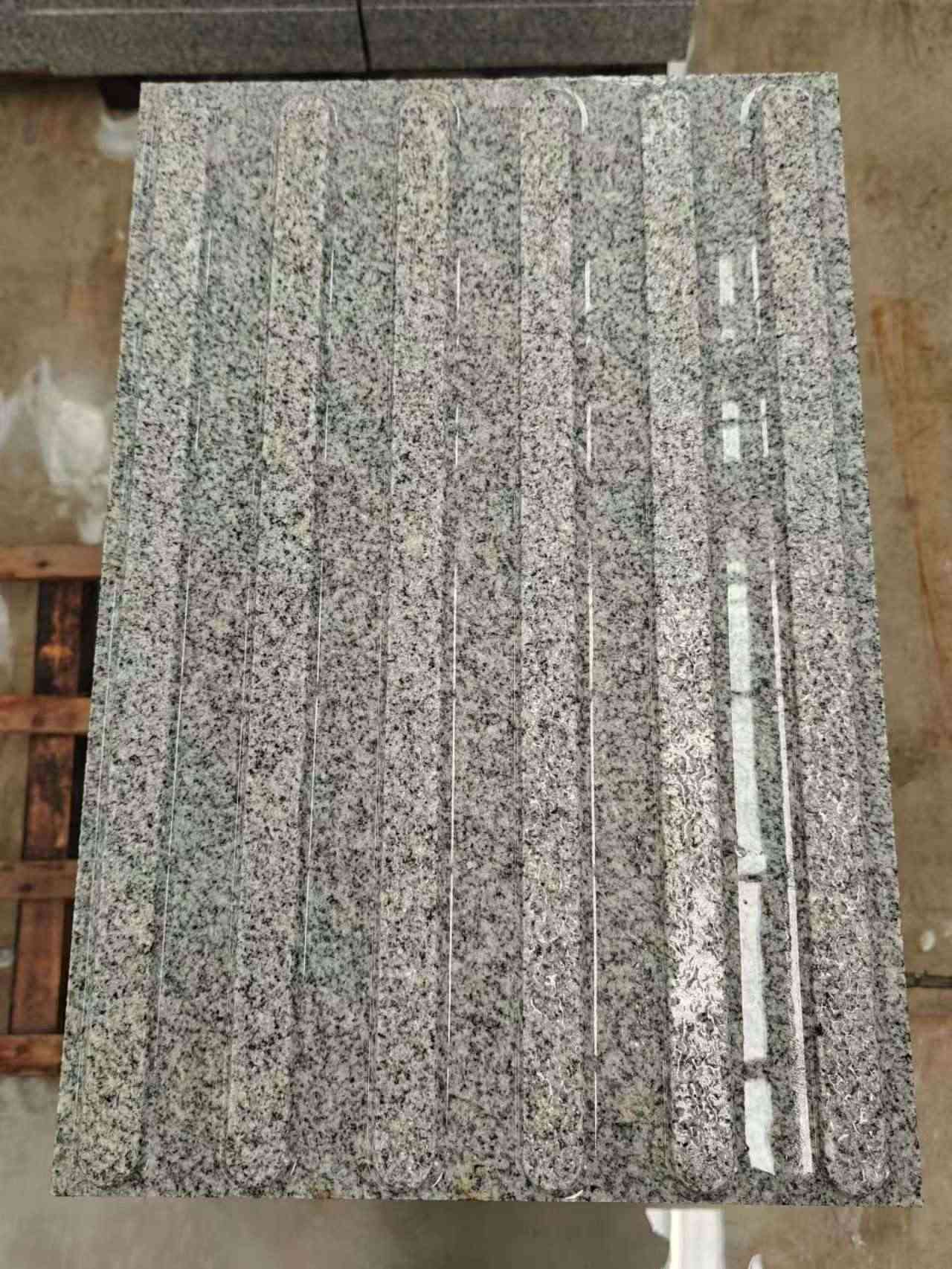 阜新 芝麻白花岗岩荔枝面雕刻盲道，盲条