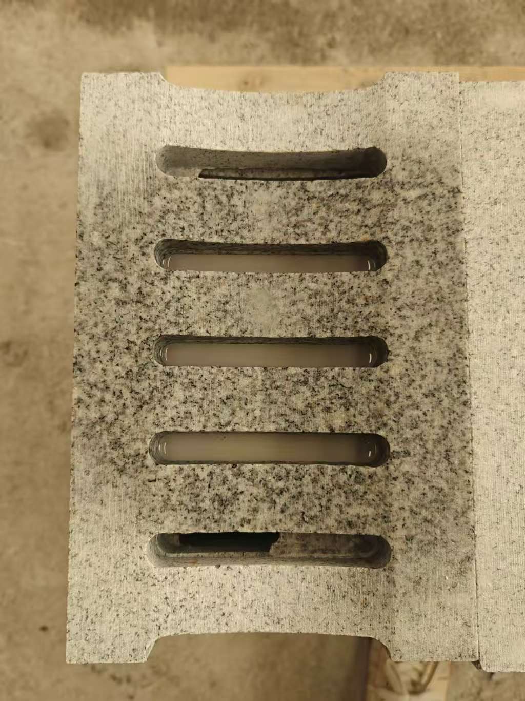 阜新 芝麻白拉丝面花岗岩U型开槽排水槽