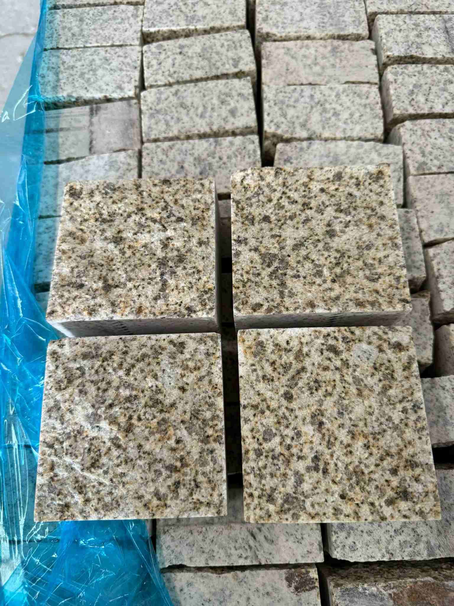 阜新 黄金麻花岗岩自然面小方块，弹石，马蹄石等