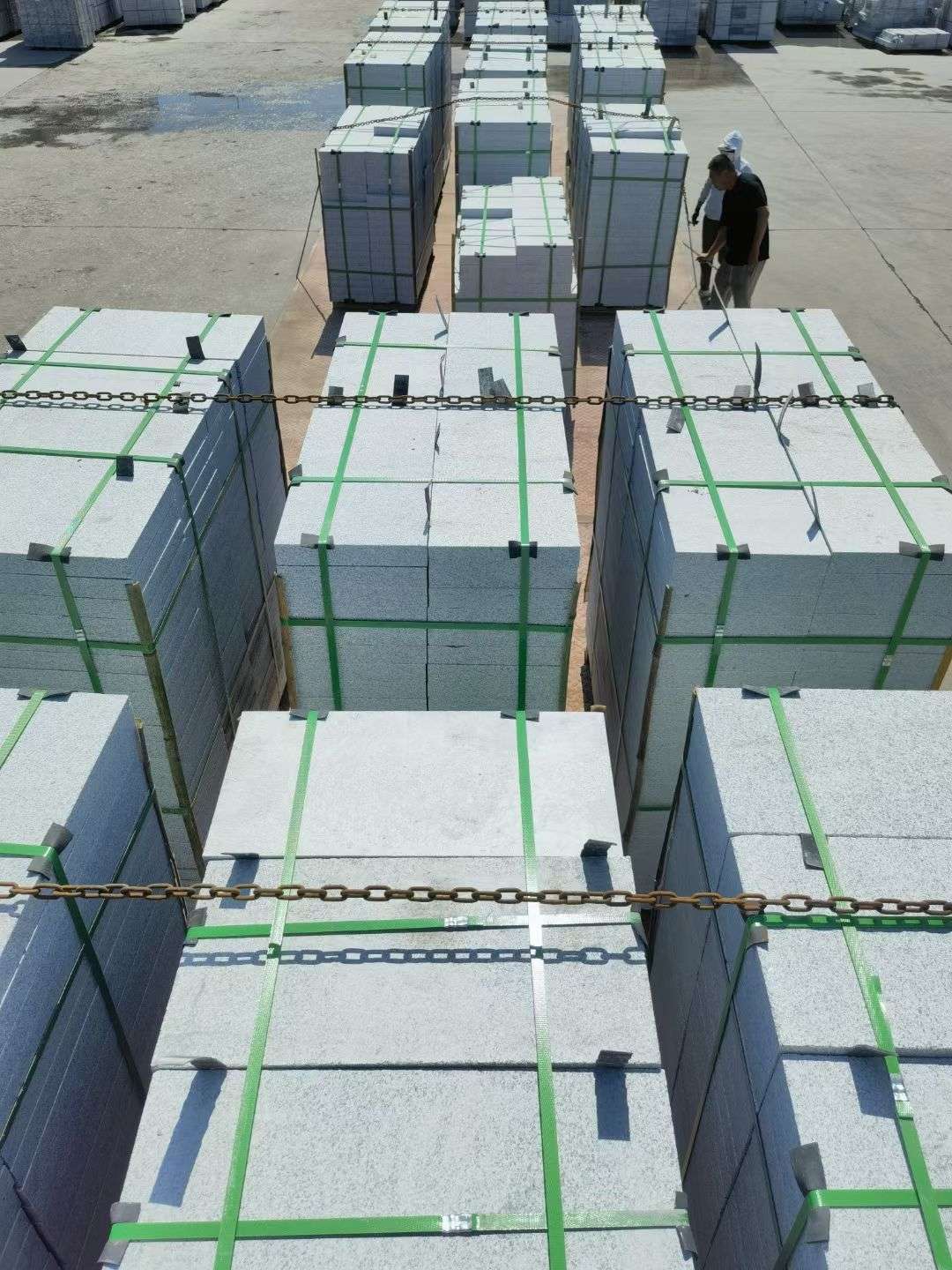 阜新 芝麻白花岗岩5公分地铺石 花岗岩厂家工厂装车日常