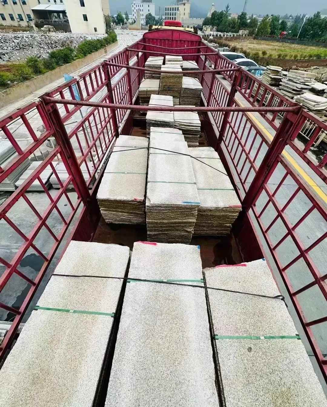 阜新 黄金麻花岗岩荔枝面，光面毛板装车完成