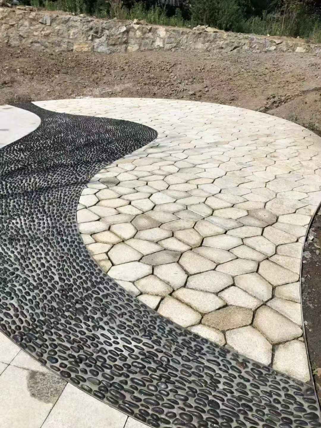 阜新 黄金麻冰裂纹地铺石工地铺装案例