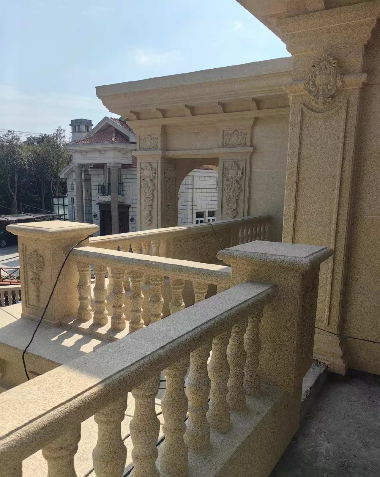 阜新 黄金麻别墅外墙干挂雕花配合阳台栏杆花瓶柱