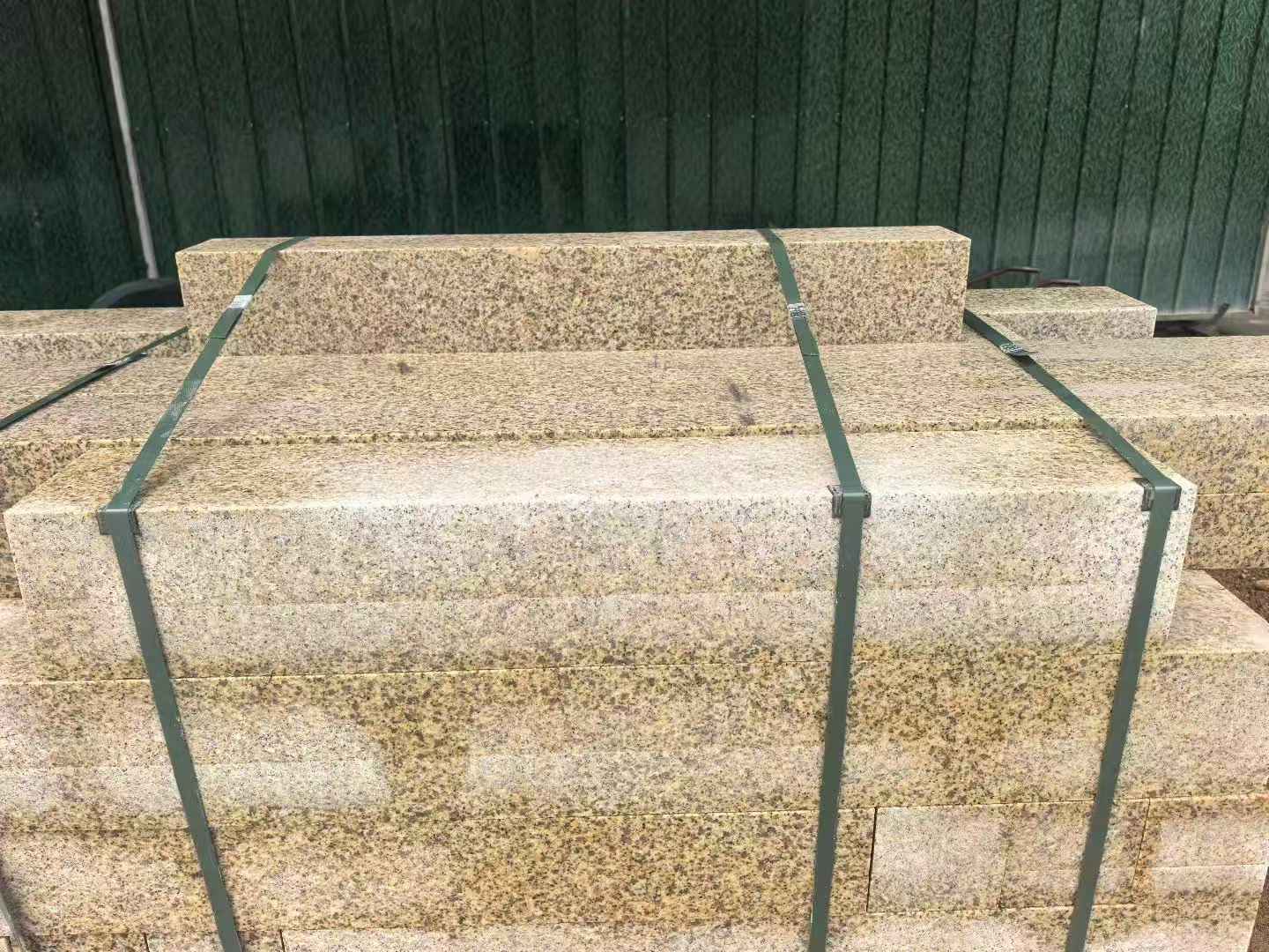 阜新 黄金麻花岗岩石材机切面栏杆料半成品