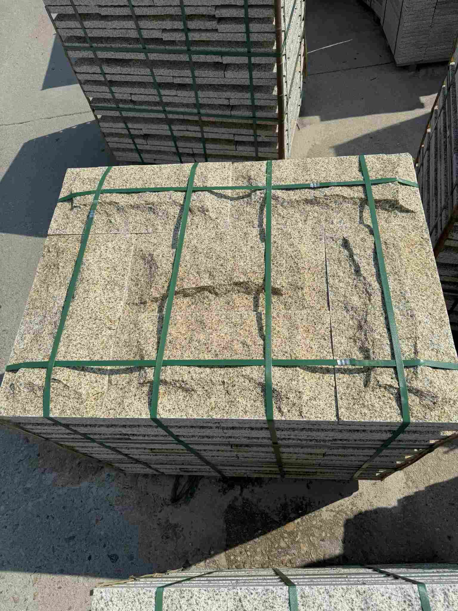 阜新 黄金麻花岗岩石材自然面蘑菇石成品