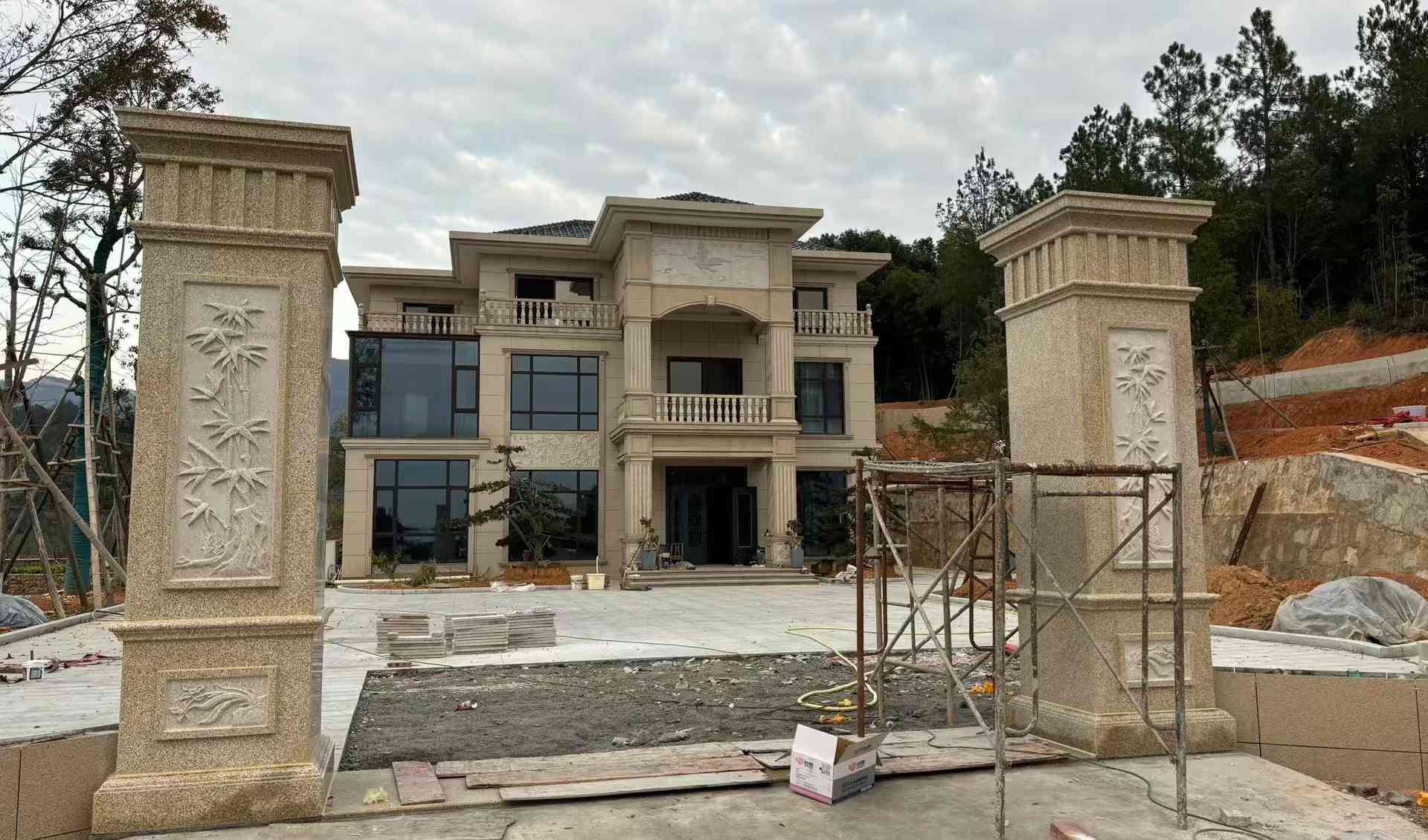 阜新 黄金麻花岗岩别墅雕花外墙干挂配上门口雕花罗马柱