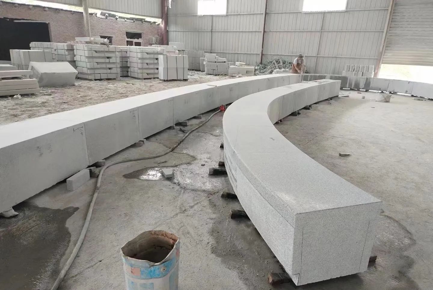 阜新芝麻白花岗岩石板材 园林光面弧形坐凳